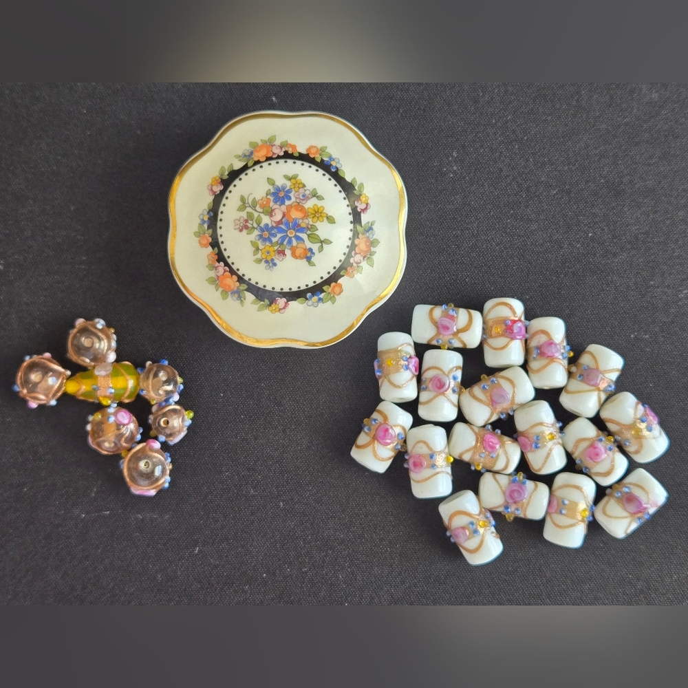 "Wedding Cake" Style Glass Beads W/ Wedgwood Bone China Trinket Box - Picture 2 of 8